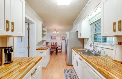 Magnolia Bluffs House | Fish, Relax & Repeat: Home w/Yard in Eastpoint!