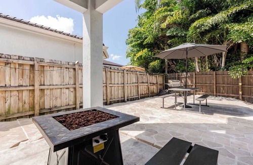 Tamiami House | FL1 House NEW Miami Oasis Game Room & Firepit!