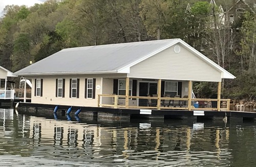 La Follette Boat Rental | Floating Holiday #1 on Norris Lake at Springs Dock Marina.
