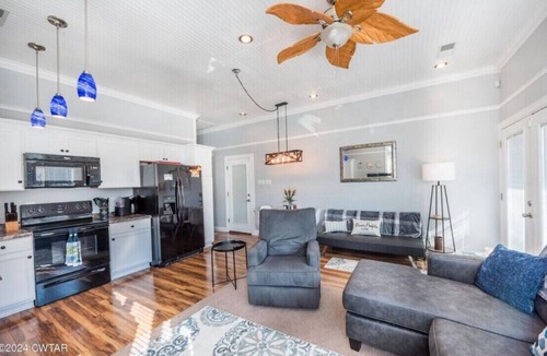 Parsons Boat Rental | Floating house next to boat ramp & marina!