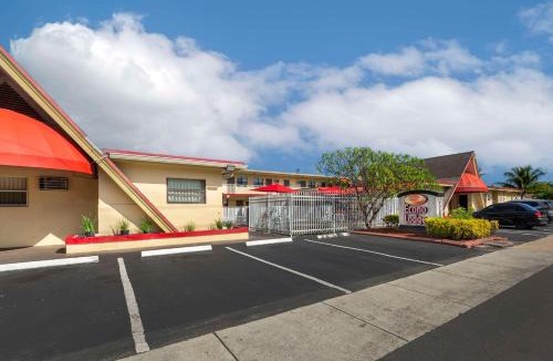 Royal Poinciana Cabin | Fort Lauderdale Gardens Inn & Suites Ft Lauderdale International Airport
