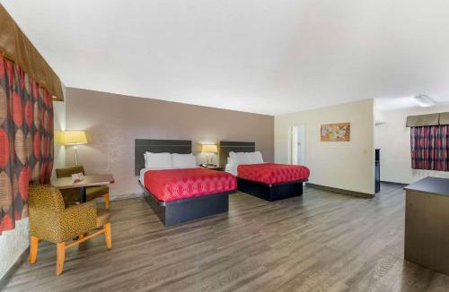 Royal Poinciana Cabin | Fort Lauderdale Gardens Inn & Suites Ft Lauderdale International Airport
