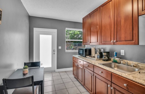 Middle River Terrace Apartment | FORT LAUERDALE BEACH & LAS OLAS STUDIO