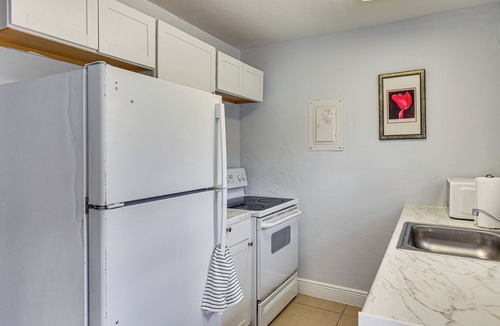 Fort Myers Condo | Fort Myers Escape near Downtown & Beach w/Parking