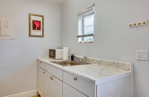Fort Myers Condo | Fort Myers Escape near Downtown & Beach w/Parking