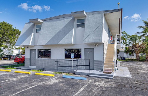 Fort Myers Condo | Fort Myers Escape near Downtown & Beach w/Parking