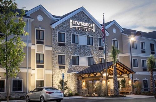 Jacksonville Condo | Free Breakfast. Outdoor Pool. Shared BBQ. Near Marine Corps.