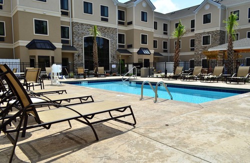 Jacksonville Condo | Free Breakfast. Outdoor Pool. Shared BBQ. Near Marine Corps Air Station New River.