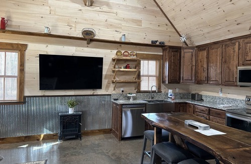 Rising Fawn Cabin | Free Ruby Falls Ticket & More -Hot Tub-Firepit-Putt Putt Golf-Fireplace-2 mi to Cloudland Canyon