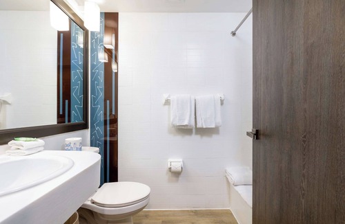 Flagami Hotel | Free Shuttle Pet Stay And Pool Near Wynwood Walls | 3 Relaxing Units