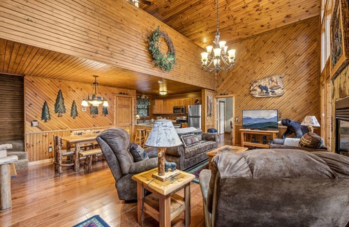 Gatlinburg Cabin | Free Tickets to Dollywood, Anakeesta, and other Attractions