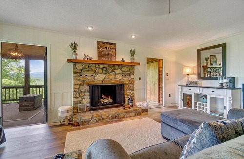 Robbinsville House | Free Whitewater Rafting - Secluded Luxury - Modern AND Rustic Cabin