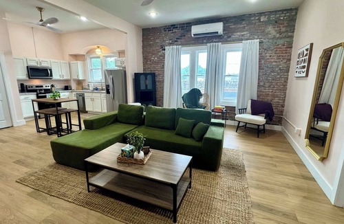 Cape Girardeau Apartment | Fresh & Cozy Retreat w/King Bed · By KeenStays