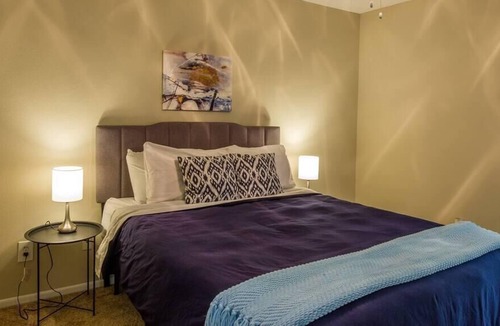 Arlington Apartment | Frontdesk | 1BR Apt near Dining + Entertainment