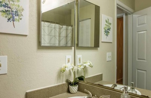 Arlington Apartment | Frontdesk | 1BR Apt near Dining + Entertainment