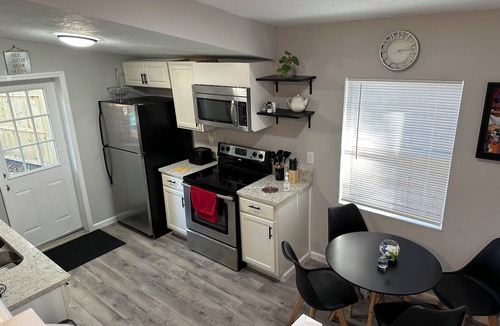 Candler House | Fully Equipped Cottage, Right Next to Lake Weir
