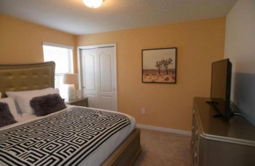 Four Corners House | Fun 8 Bedroom Home with Pool & Jacuzzi near Disney World!