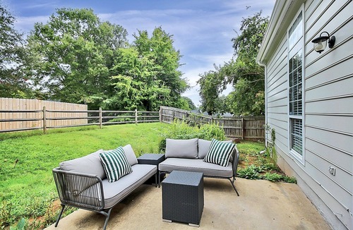 Charlotte House | Fun and comfy bungalow in QC!