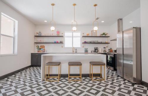 Legacy Park House | Fun Home! Secret Rooms! Pool & Games! 17min Disney!