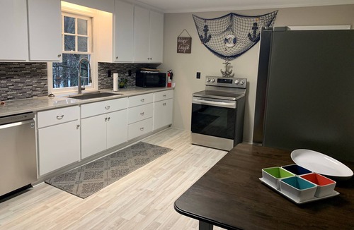 Fair Play Cottage | Fun Lake Home on a Peninsula with Personal Dock-30 min from Clemson!