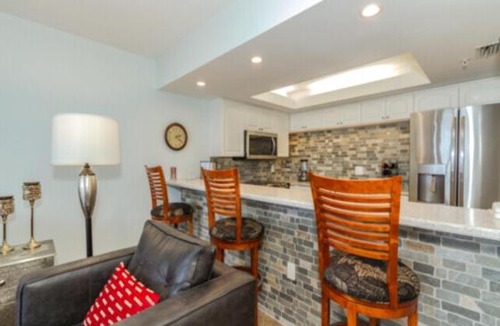 Park Shore Apartment | Furnished Condo Close to beach
