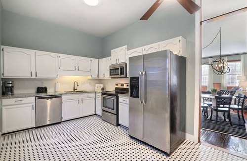 Beach Institute Apartment | Gallery Stays - Amiri Pop