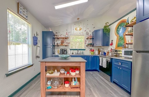 Tallahassee House | Game Room-Dogs-Fence yrd- King Bed