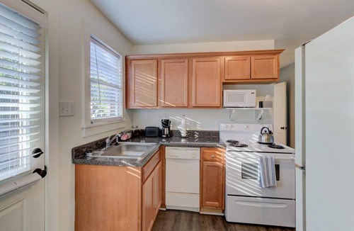 Midtown Apartment | Gated Midtown Cottage with Perfect Location!