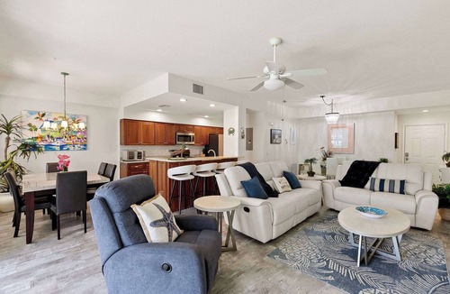 Naples Condo | Gateway to 10,000 Islands Boat Slip Included