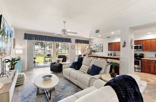 Naples Condo | Gateway to 10,000 Islands Boat Slip Included