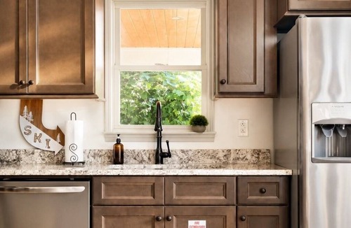 Gatlinburg House | Gatlinburg Cottage – Hot Tub, Walk Downtown