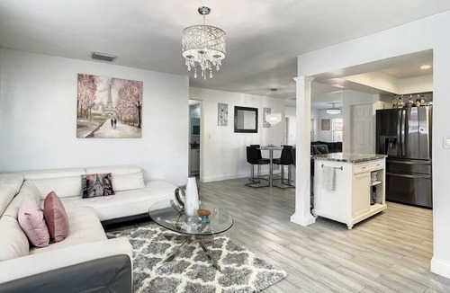 Pinellas Park House | “Glam paradise” 3/2 Pool home! 10mins from beaches
