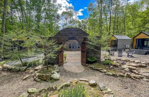 Goldbond Cabin | Glamping at Four Fillies Lodge-The Maid Marian