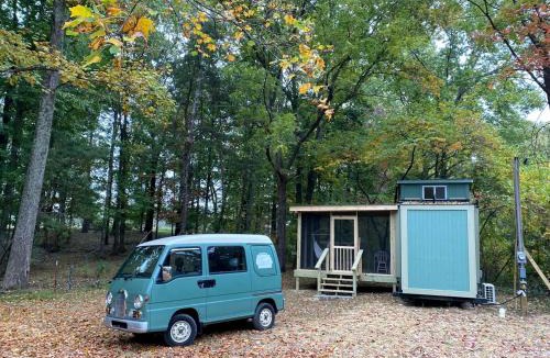 Signal Mountain House | Glamping Tiny House Situated in the Tennesse Woods for a Tranquil Escape near Chattanooga