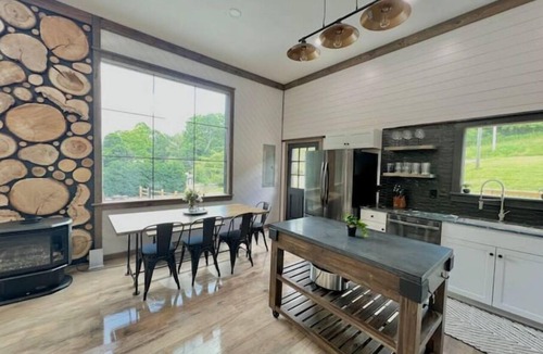 Highlands House | Golden Acres Barn with Hot Tub+Firepit+Game Loft, & Mountain views, creek access