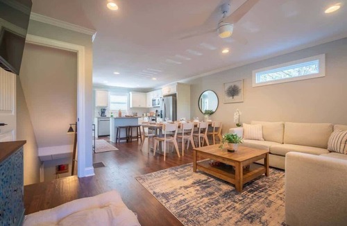 Helen House | GOLDEN TEE HAUS - HOT TUB POOL TABLE PORCH