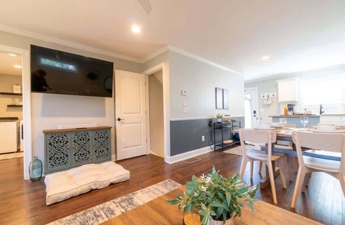 Helen House | GOLDEN TEE HAUS - HOT TUB POOL TABLE PORCH