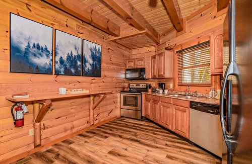 Cosby Cabin | Golden Woods: Private Indoor Pool, Theater, Games