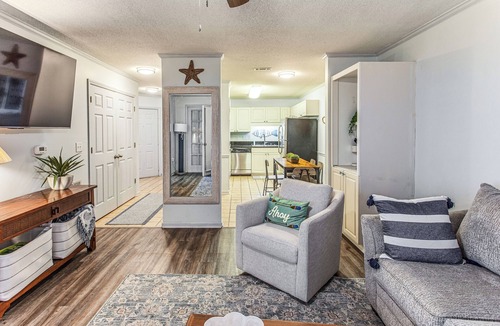 Vaught Apartment | Golf Cart & Pool Access! Condo in Myrtle Beach