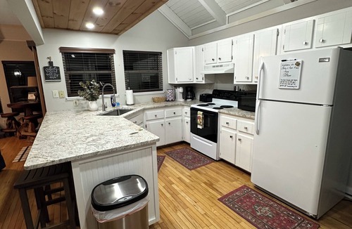Helen House | Golf course, pool, tennis, river tubing and pet friendly