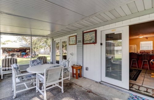 Kingston House | Good Old Days Cottage, King Bed, Pet Friendly