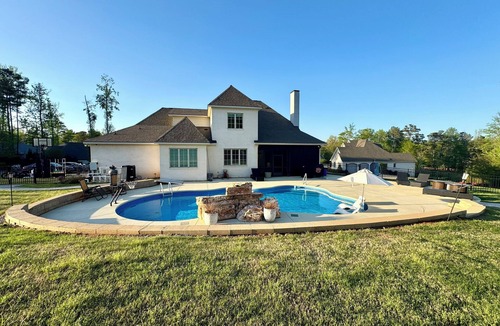 Auburn House | Gorgeous 5-bedroom Auburn University Club Gameday House with Pool!