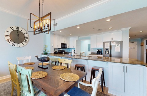 Thomas Drive Condo | Gorgeous and cozy beachfront condo with shared pool & hot tub and beach access