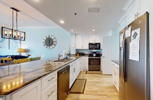 Thomas Drive Condo | Gorgeous and cozy beachfront condo with shared pool & hot tub and beach access
