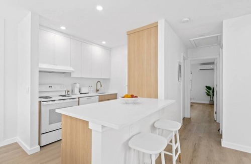 Parrot Cove Apartment | Gorgeous & Modern 2BR Near the beach! - Villa 3
