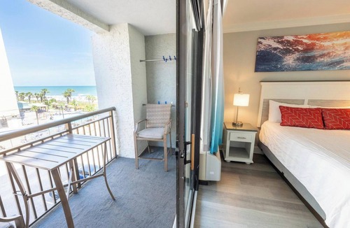 Myrtle Beach Hotel | Grande Cayman Myrtle Beach- Pools, hot tubs and beach! King