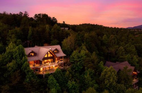 Pittman Center Ski Chalet | Great Alpine - 4 KingSuites- July Deals-Views-Hot Tub-FirePit-GameRm