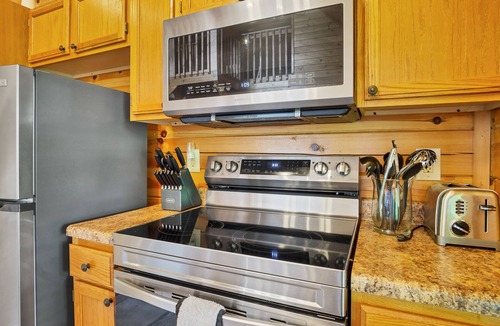 Sevierville Cabin | Great Cabin sleeps 8, New Furnishings, Loft w/Arcade Games, Hot Tub & Fireplace