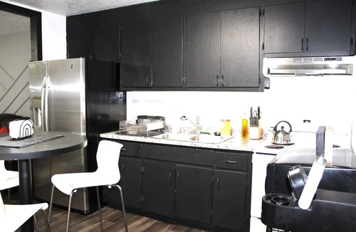 McDonough Apartment | Great Extended Work Stays-Pet-Friendly Cozy 1BR, Driveway Parking, 30M from Downtown Atlanta