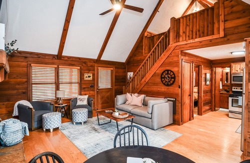 Mineral Bluff Cabin | Great for Couples, Mins to BR, 1 BR+Loft 1 BA log cabin, Hot Tub, Firepit +